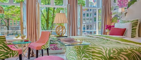 Deluxe dubbelrum eller tvåbäddsrum - utsikt mot kanalen | Allergitestade sängkläder, minibar och värdeförvaringsskåp på rummet