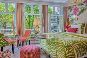 Kahden hengen deluxe-huone (yksi tai kaksi sänkyä), näköala kanavalle | Allergiatestatut vuodevaatteet, minibaari, tallelokero huoneessa