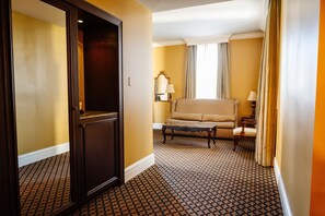 Premium Studio Suite, 1 King Bed with Sofa bed (Self Check-in with Virtual Front Desk) | 1 bedroom, individually decorated, individually furnished