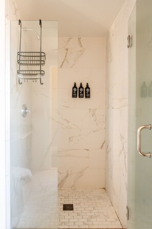 King Room (24/7 Front Desk) | Bathroom | Designer toiletries, hair dryer, towels, soap - The Lafayette New Orleans By Kasa Living (New Orleans)