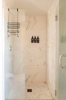 King Room (24/7 Front Desk) | Bathroom | Designer toiletries, hair dryer, towels, soap