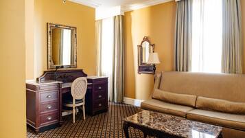 King Suite (24/7 Front Desk) | Living area