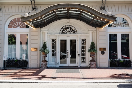 Front of property. The Lafayette New Orleans By Kasa Living