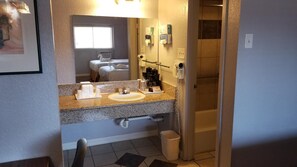 淋浴/盆浴组合、吹风机、毛巾