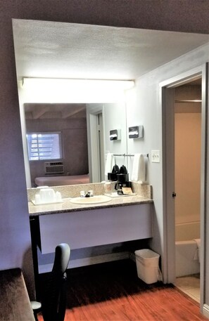 Combined shower/bathtub, hair dryer, towels