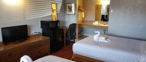 Skrivbord, strykjärn/strykbräda, gratis wi-fi och sängkläder