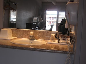 Combined shower/bathtub, hair dryer, towels