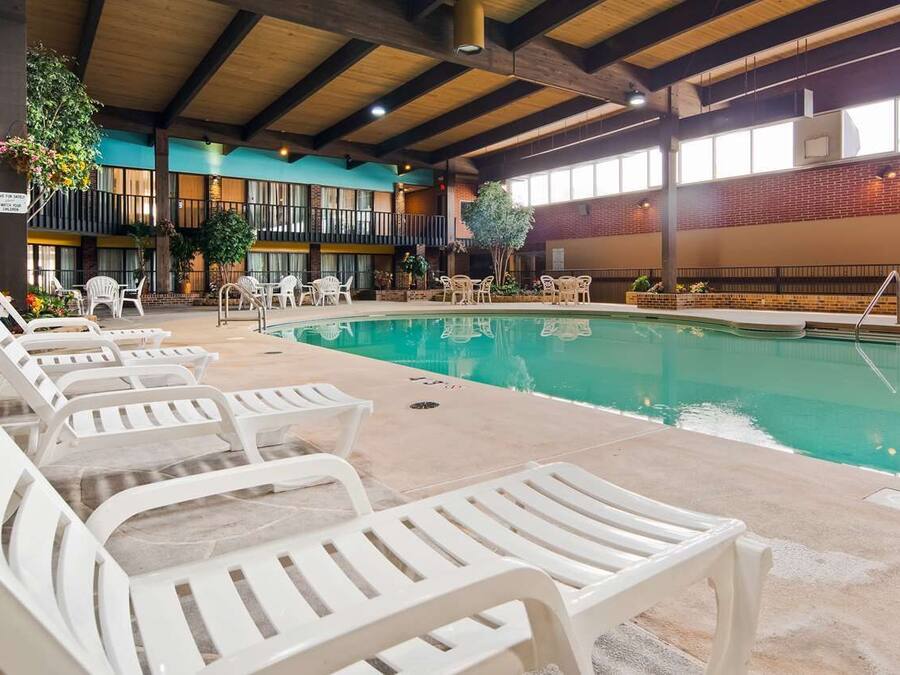 Indoor pool, pool loungers