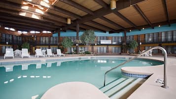 Piscine intérieure, chaises longues