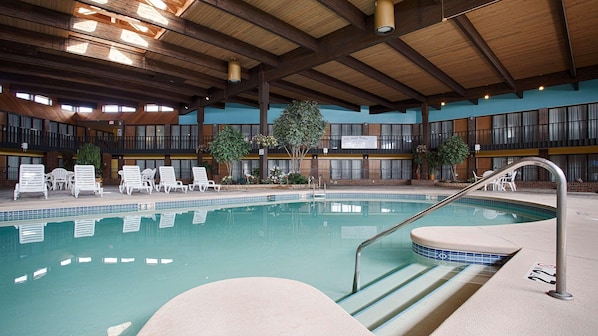 Piscine intérieure, chaises longues