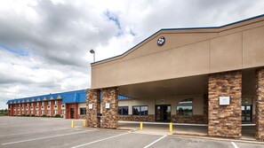 Front of property - Crossroads Hotel and Event Center (Fort Dodge)
