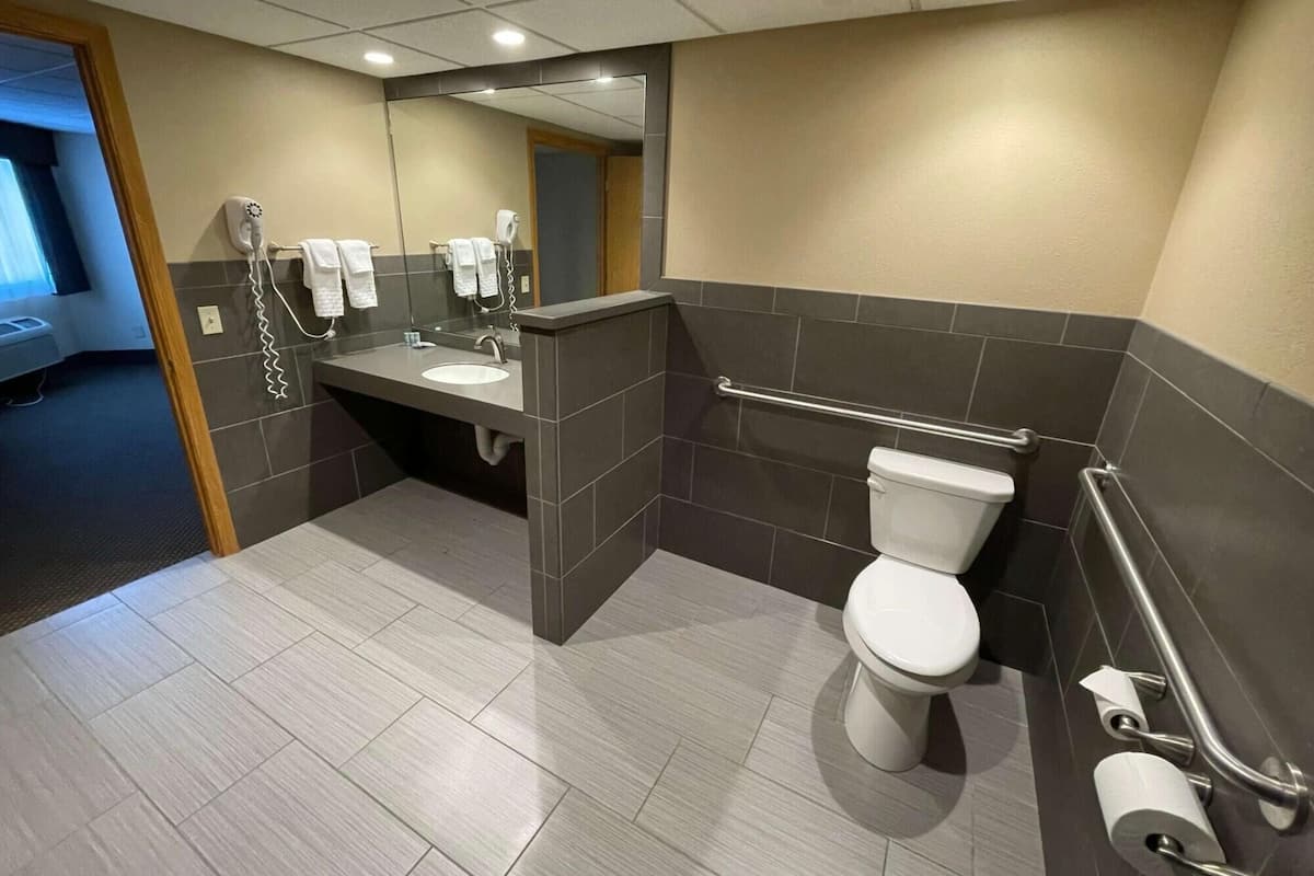 Quarto solteiro elite | Banheiro | Chuveiro/banheira combinados, secador de cabelo, toalhas de banho