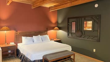 Cabin, 1 King Bed with Sofa bed | Desk, laptop workspace, blackout drapes, iron/ironing board