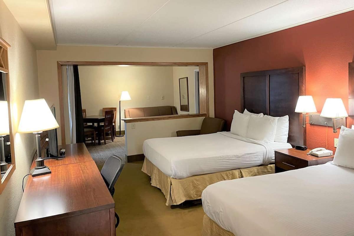 Meja, ruang kerja komputer riba, langsir/tirai gelap terus