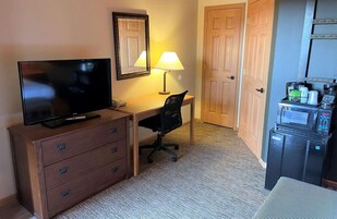 小屋, 1 张特大床 | 办公桌、笔记本电脑工作区、遮光窗帘、熨斗/熨衣板