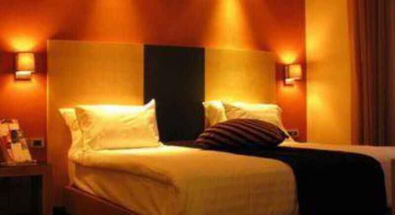 Minibar, coffres-forts dans les chambres, bureau