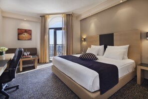 Minibar, caja de seguridad en la habitación y escritorio 