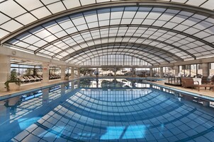 Una piscina techada, una piscina al aire libre