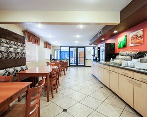 Café da manhã para viagem grátis todos os dias
