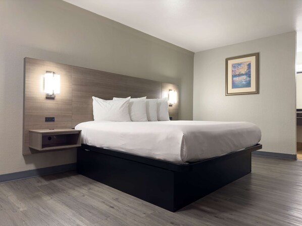 Room, 1 King Bed, Non Smoking | Iron/ironing board, free WiFi, bed sheets