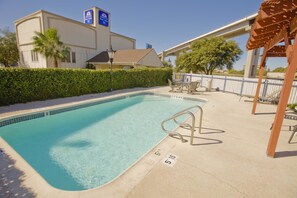 Una piscina al aire libre de temporada