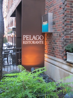 Exterior detail - Gale Chicago (Chicago)