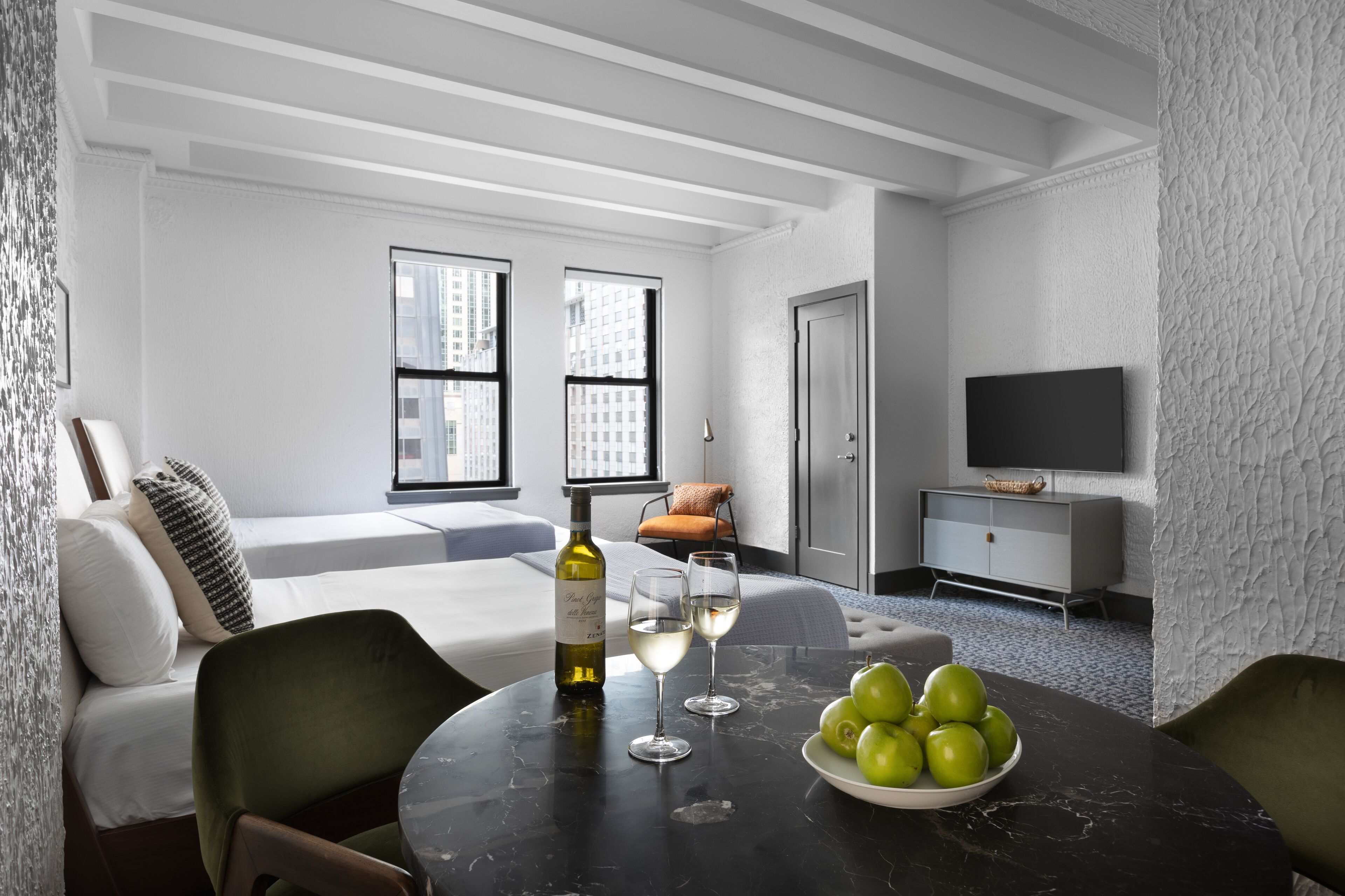 Bộ đồ giường cao cấp, chăn bông, két bảo mật tại phòng 