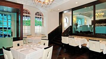 Almoço, jantar e brunch aos fins de semana; culinária italiana