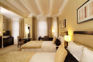 高档床上用品、羽绒被、客房内保险箱、特色家居