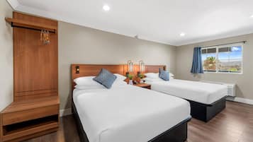 Camas con pillow-top, escritorio, cortinas blackout y cunas gratuitas