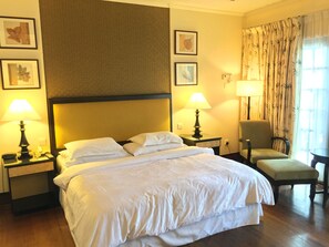 Minibar, coffres-forts dans les chambres, bureau, rideaux occultants