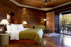 Superior Room | Minibar, in-room safe, desk, blackout drapes