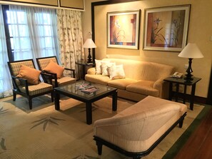 Executive Suite | Living room | LCD TV