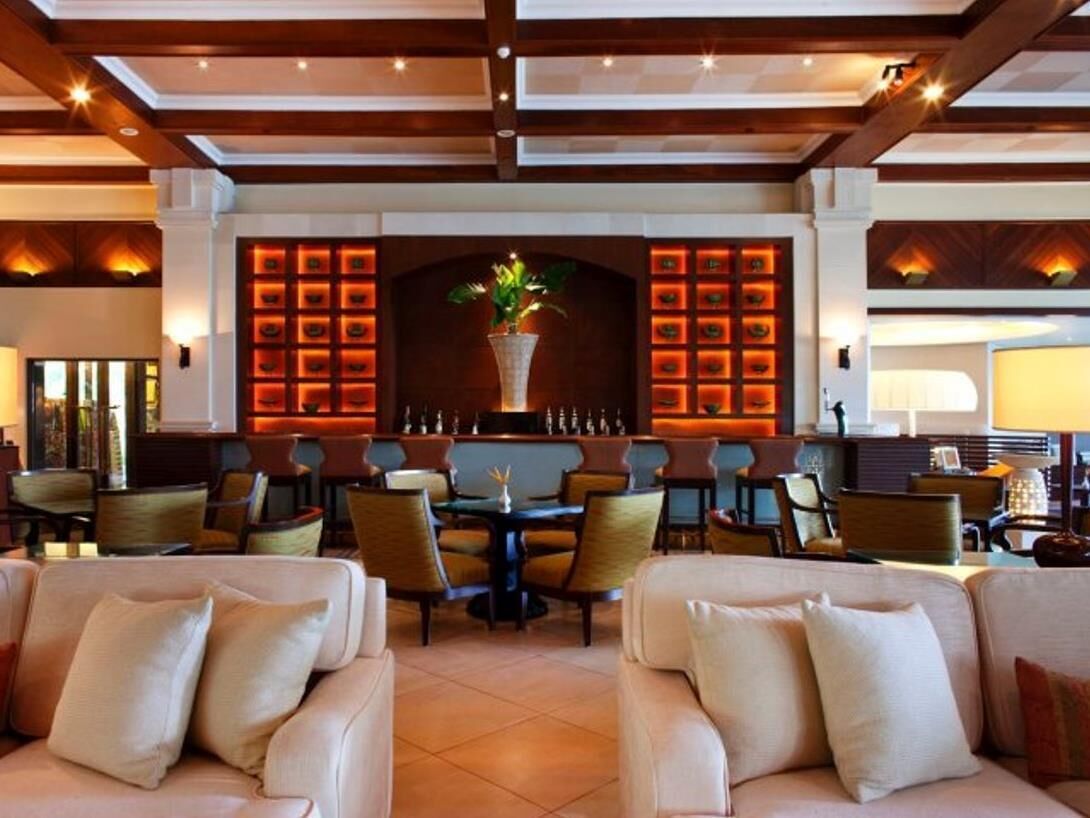 Breakfast, dinner served; international cuisine, garden views 