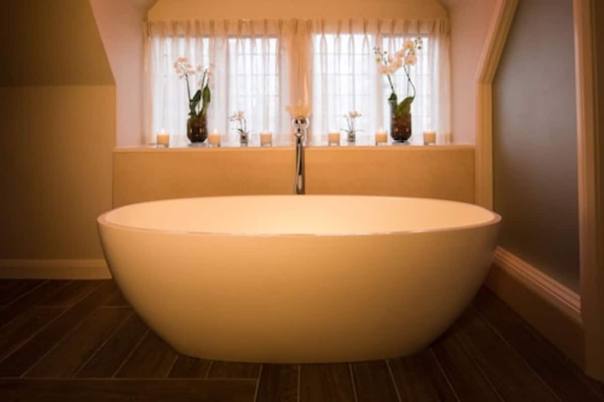 suite | deep-soaking bathtub