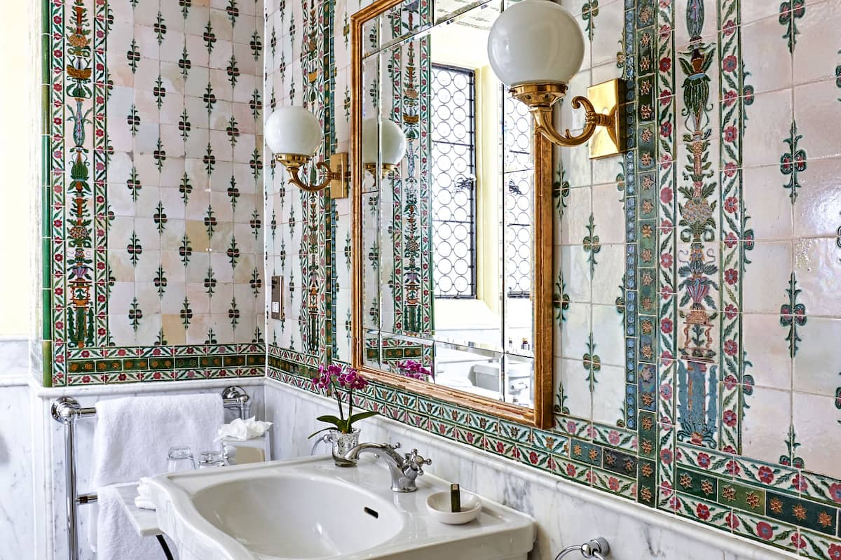 deluxe room | bathroom | combined shower/bathtub, free toiletries, hair dryer, bathrobes