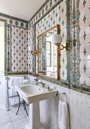 Deluxe Room | Bathroom