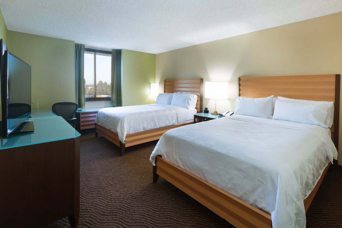 1 bedroom, hypo-allergenic bedding, desk, laptop workspace