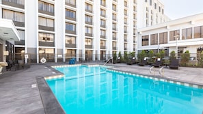 Una piscina al aire libre (de 09:00 a 21:00), tumbonas