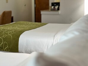 Suite, non fumatori (2 Queen Beds & 1 Sofa Bed) | Biancheria da letto di alta qualità, una scrivania, postazione laptop