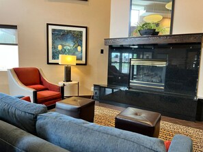 Lobby - Comfort Suites Louisville East (Louisville)