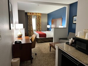 Premium bedding, desk, laptop workspace, iron/ironing board - Comfort Suites Louisville East (Louisville)
