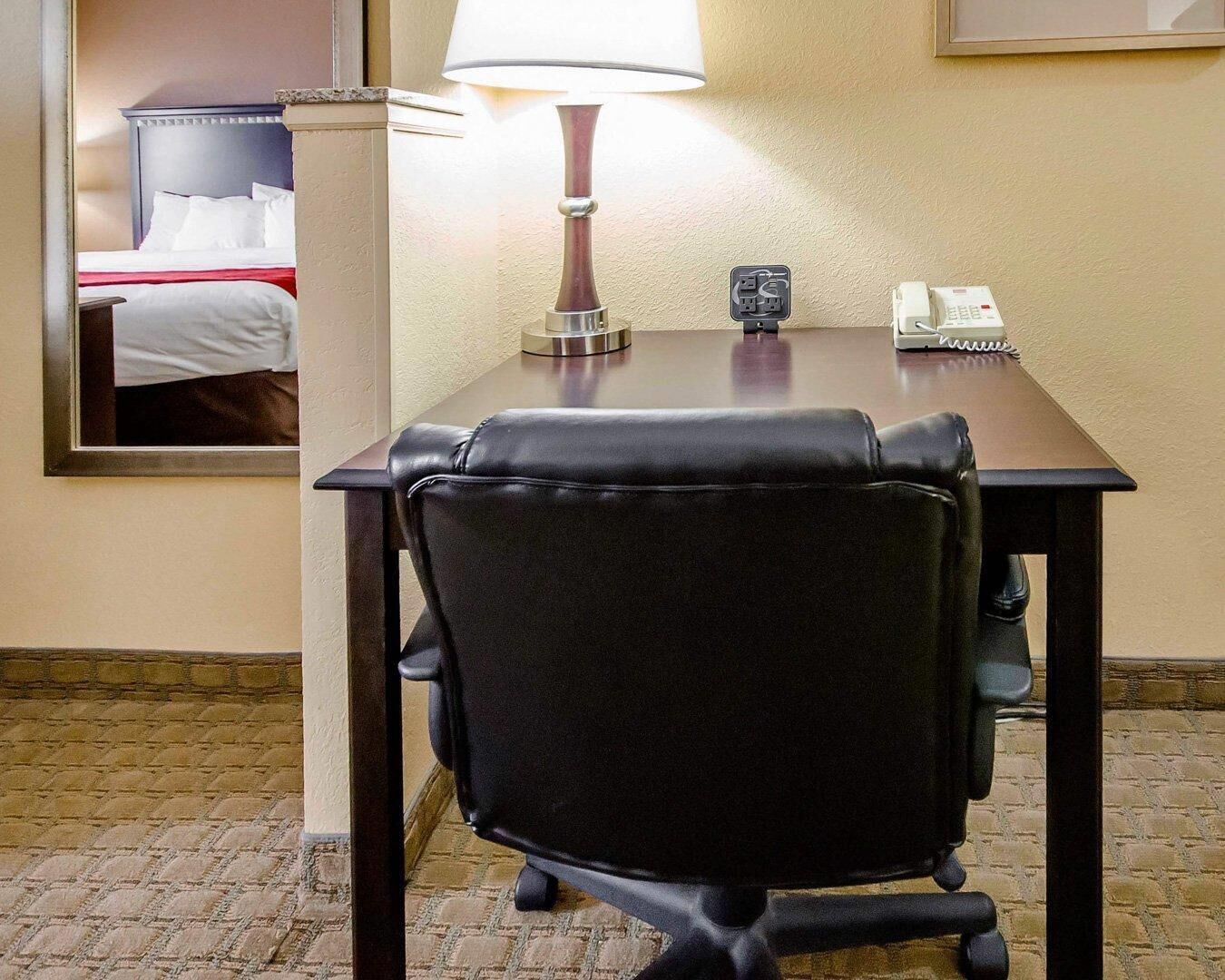 套房, 1 张特大床, 无烟房 | 高档床上用品、办公桌、笔记本电脑工作区、熨斗/熨衣板