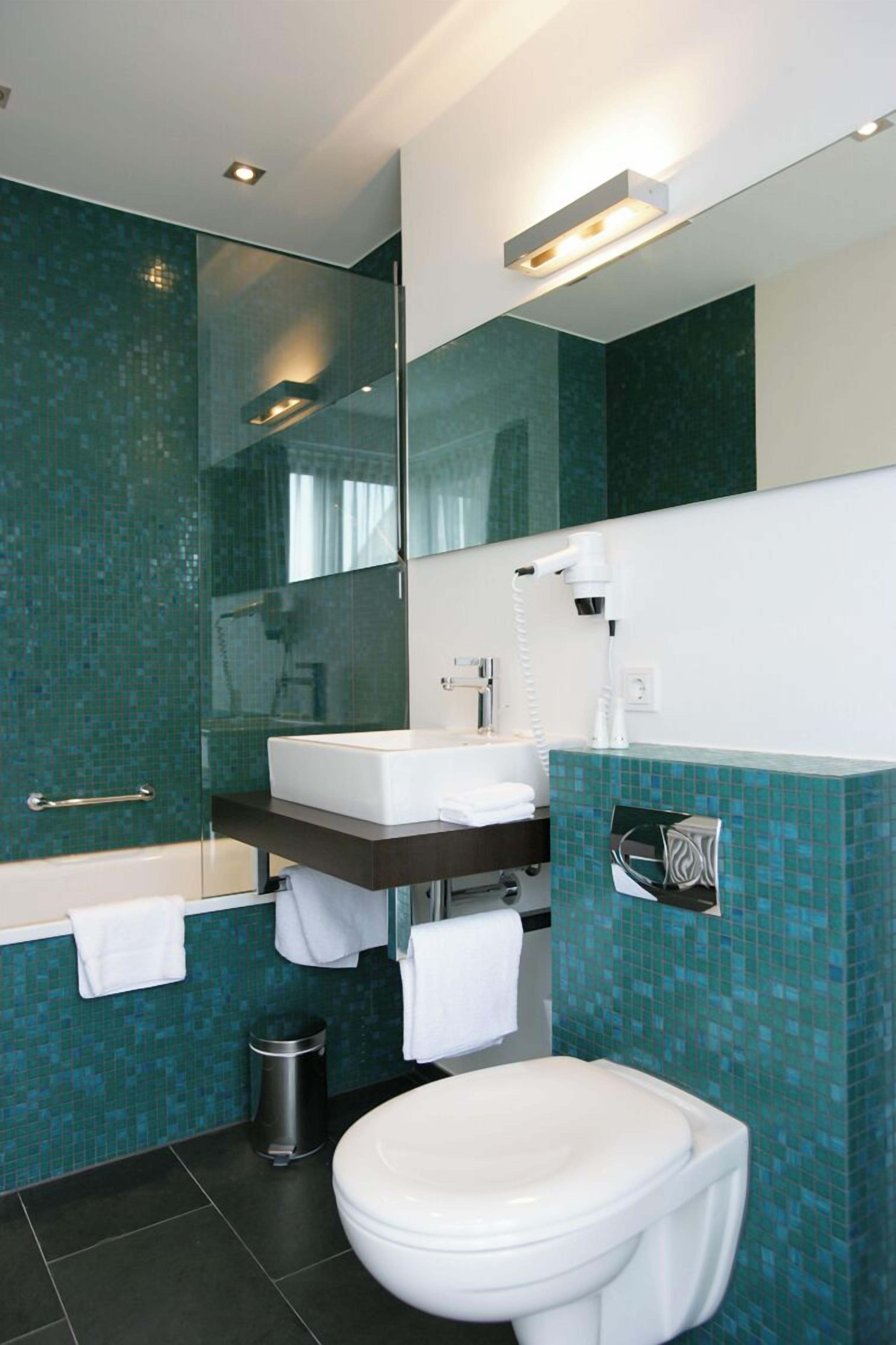 combined shower/bathtub, eco-friendly toiletries, hair dryer, towels