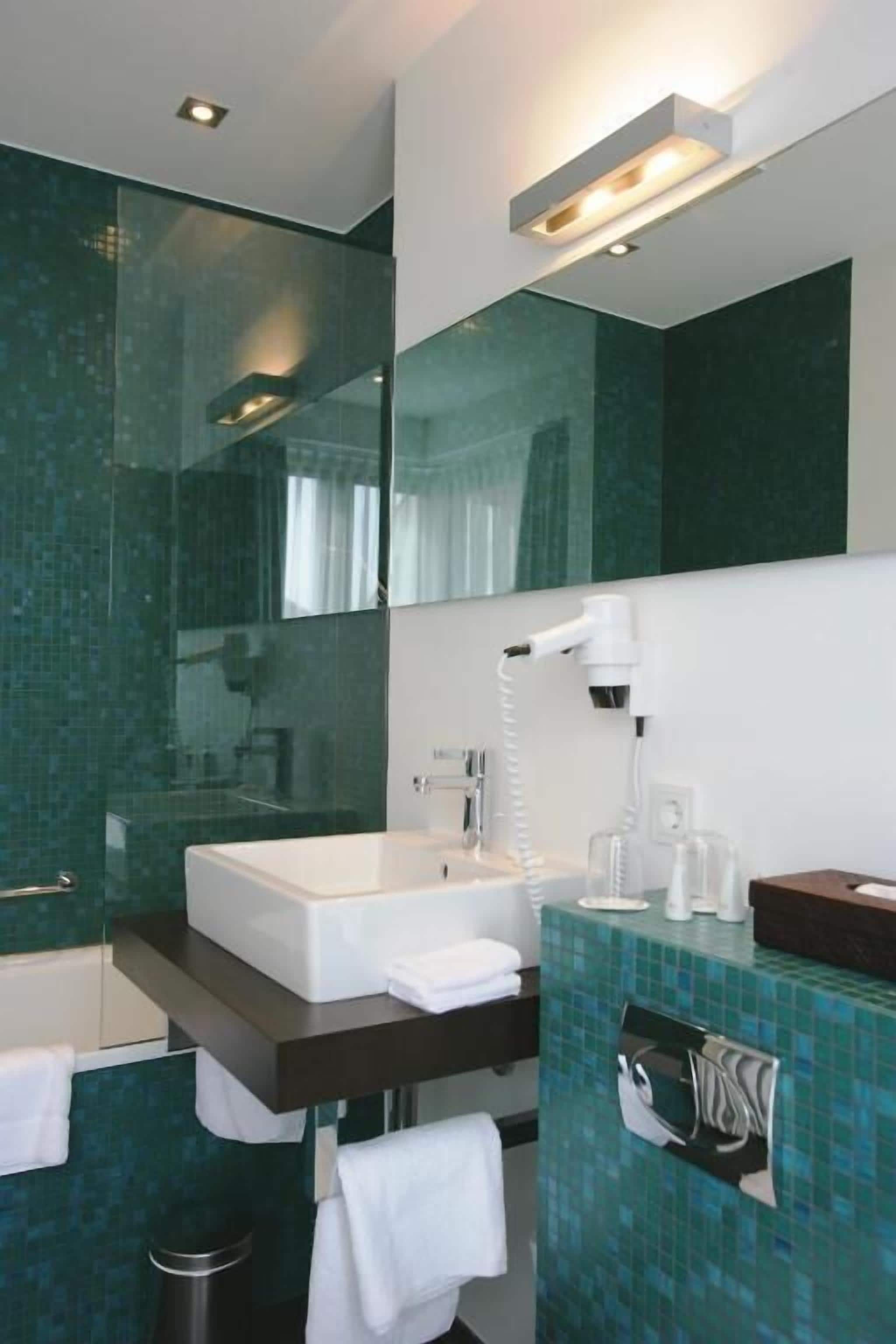 standard double room single use | bathroom | combined shower/bathtub, eco-friendly toiletries, hair dryer, towels