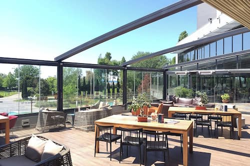 Gastropub, ocean views, open daily