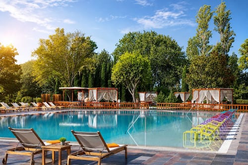 Indoor pool, seasonal outdoor pool, free cabanas, pool umbrellas