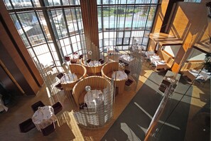 2 か所のレストラン : 朝食、ランチ、ディナー、ブランチに営業