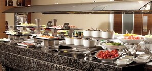 Ein Buffet mit verschiedenen Speisen und Geschirr.