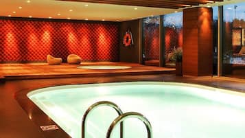 Innenpool, Außenpool (je nach Saison geöffnet), Sonnenschirme